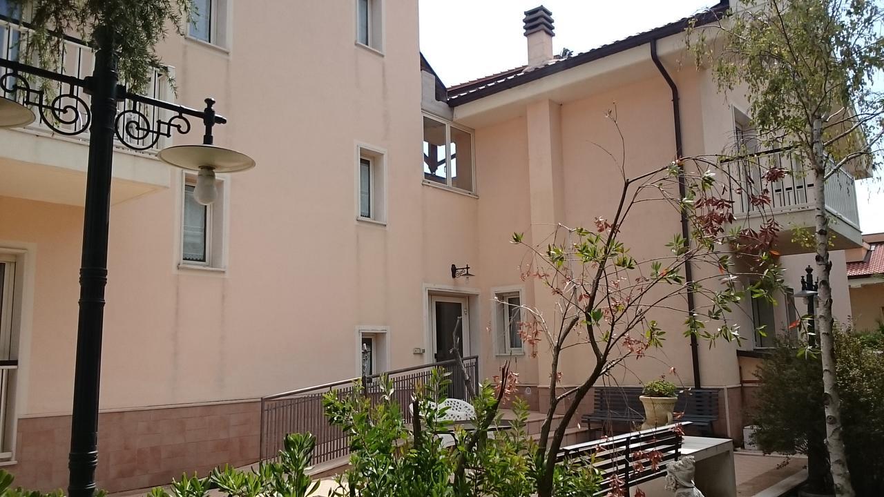Hotel Holiday House 圣乔瓦尼·罗通多 外观 照片