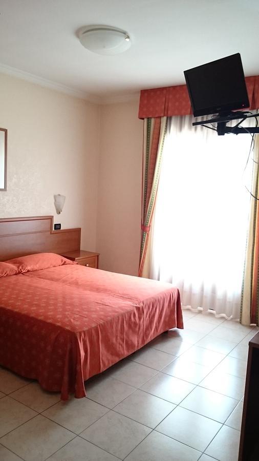 Hotel Holiday House 圣乔瓦尼·罗通多 外观 照片