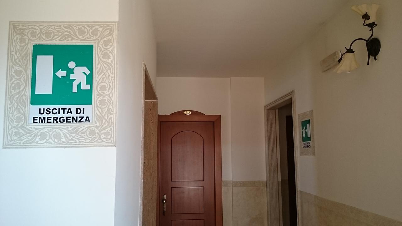 Hotel Holiday House 圣乔瓦尼·罗通多 外观 照片