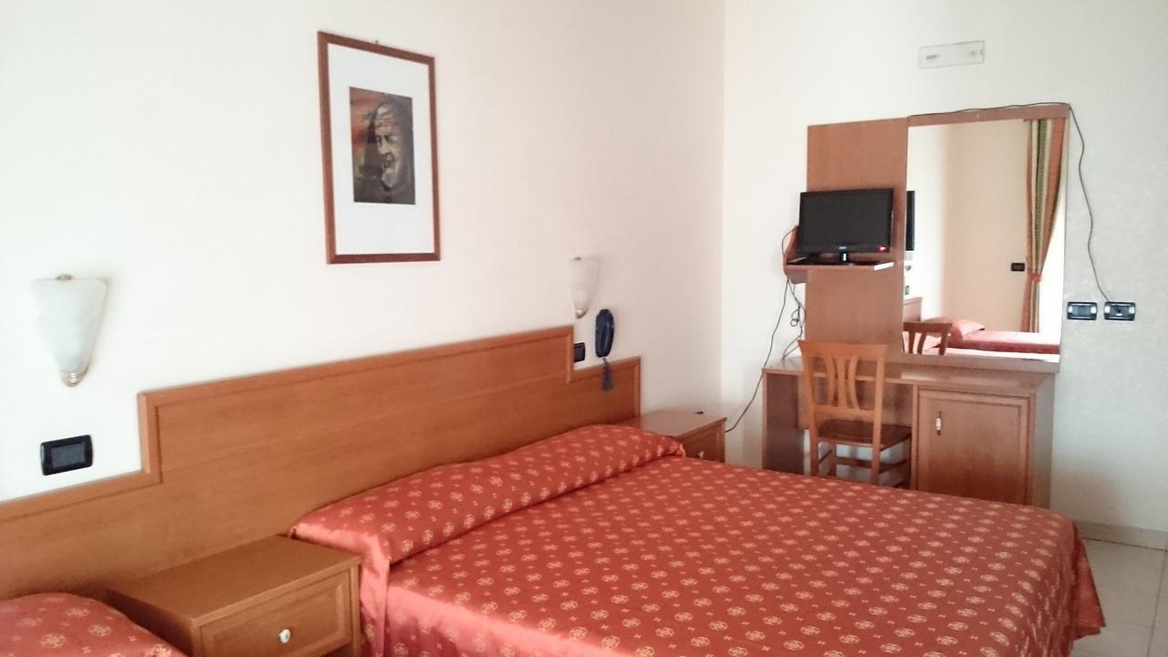 Hotel Holiday House 圣乔瓦尼·罗通多 外观 照片
