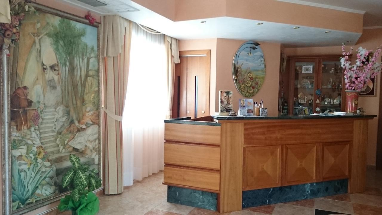 Hotel Holiday House 圣乔瓦尼·罗通多 外观 照片