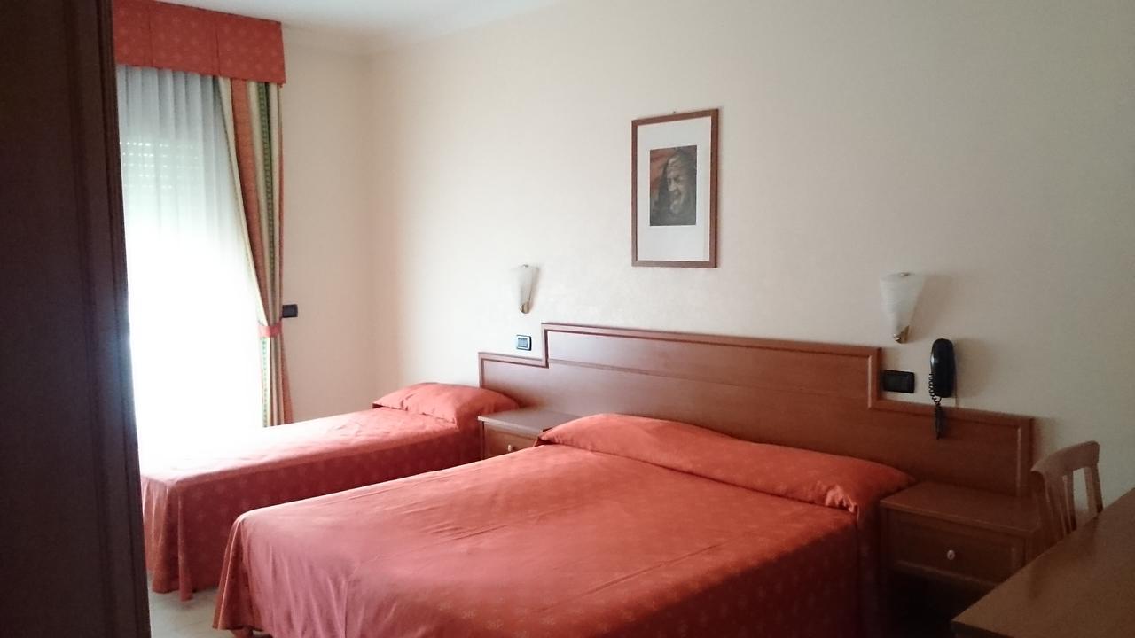 Hotel Holiday House 圣乔瓦尼·罗通多 外观 照片